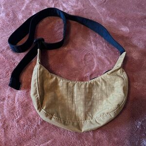 BAGGU mini crescent in ochre